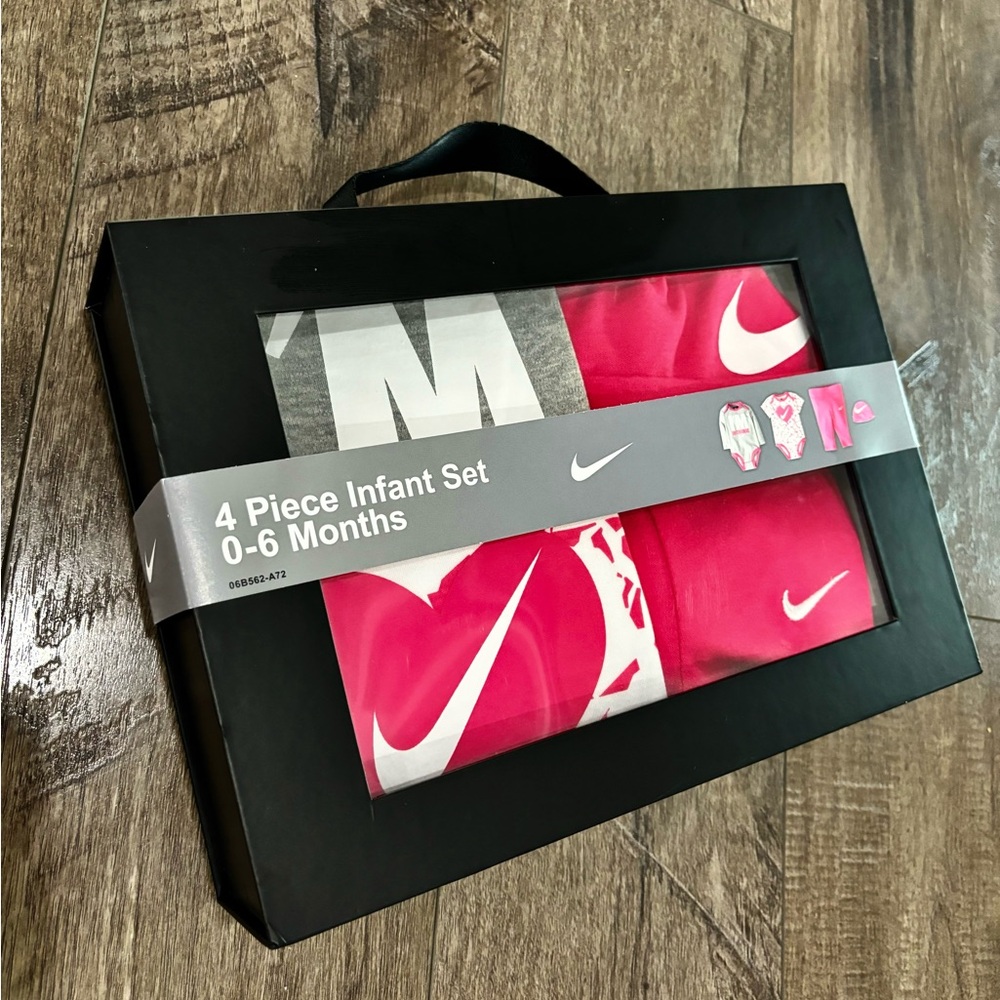 Nike 4 piece infant set 0-6M NIB